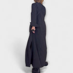 Schwarzes fließendes Kleid mit Knopfdetail am Ärmel und rückseitigem Schlitz