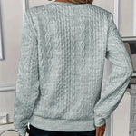 Hellblauer Pullover Rückansicht mit Musterstruktur und geripptem Saum