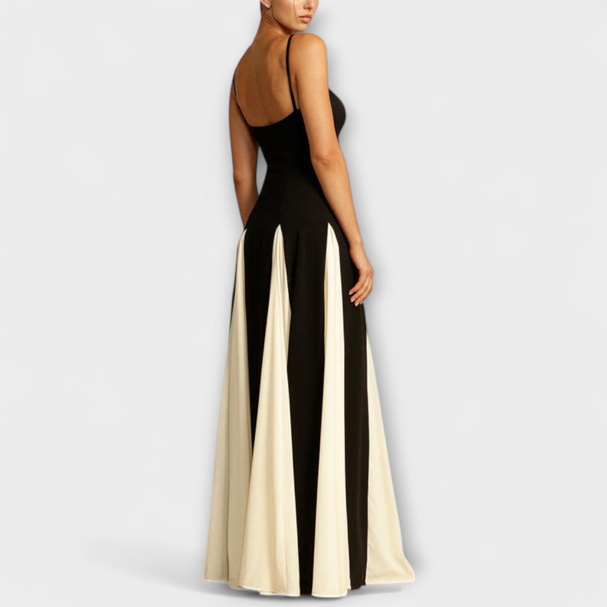 Schwarzes Maxikleid in A-Linie mit Creme-Tüllpaneelen, seitlicher Blick auf den Rock