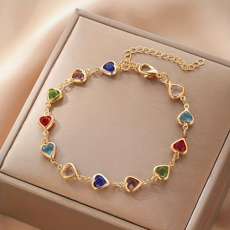 Goldfarbenes Herzarmband, sichtbarer Verschlusskette, bunte Herzsteine