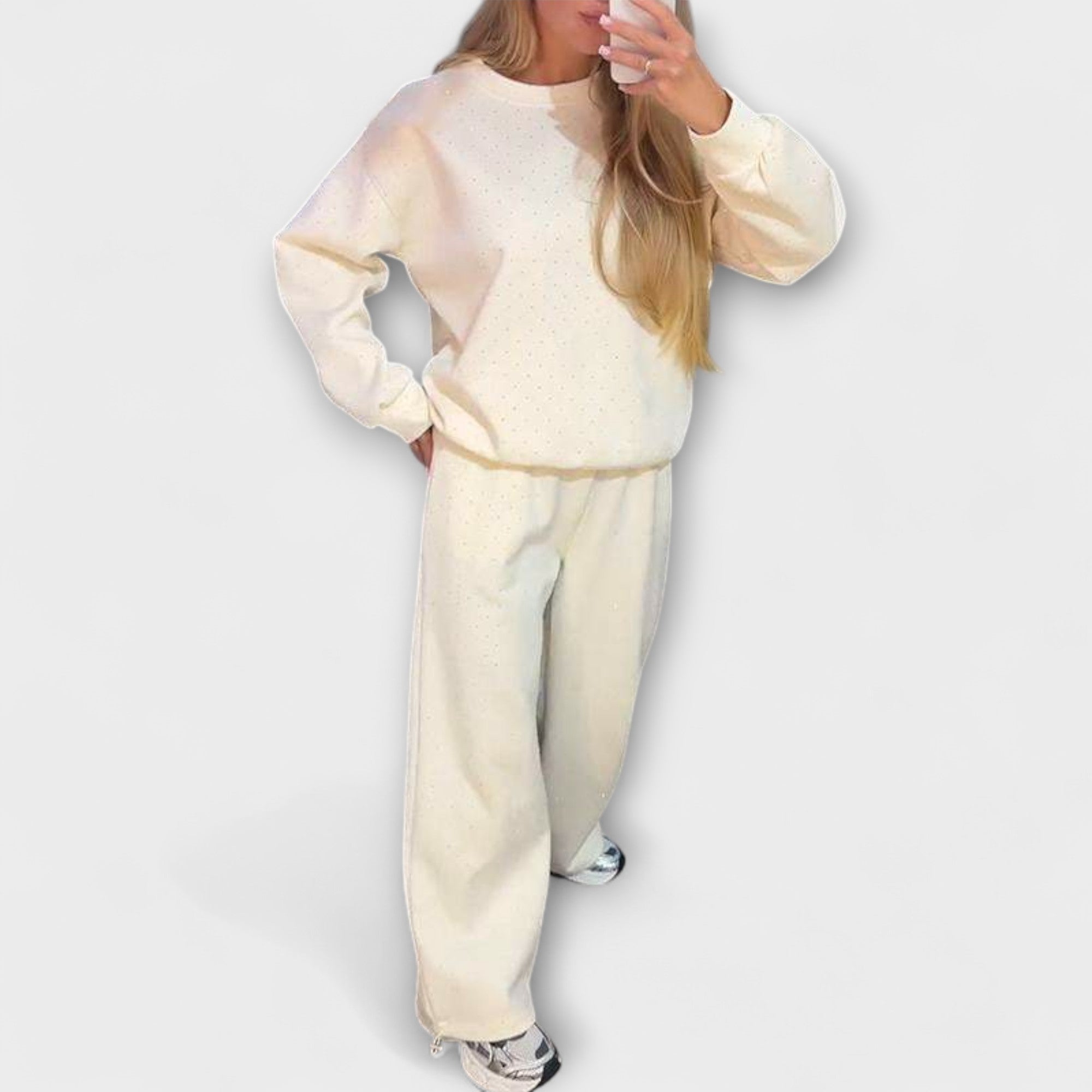 Damen-Zweiteiler: Off-White Rundhalspullover und Jogginghose mit feinem Pünktchenmuster