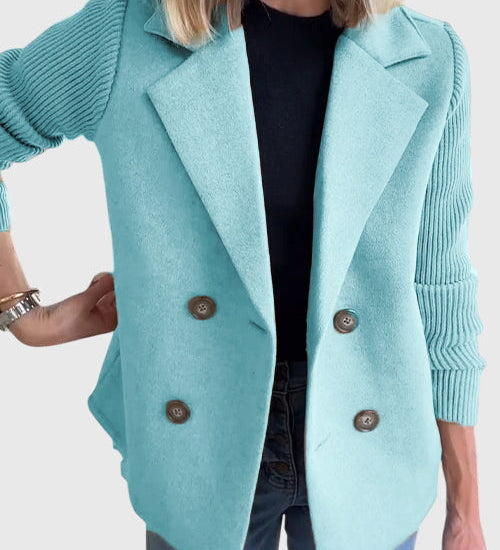 Melina hellblauer Blazer mit Revers, Knöpfen und gerippten Strickärmeln