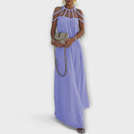 Lila Maxikleid mit Drapierungen und Zopfträgern am Ausschnitt