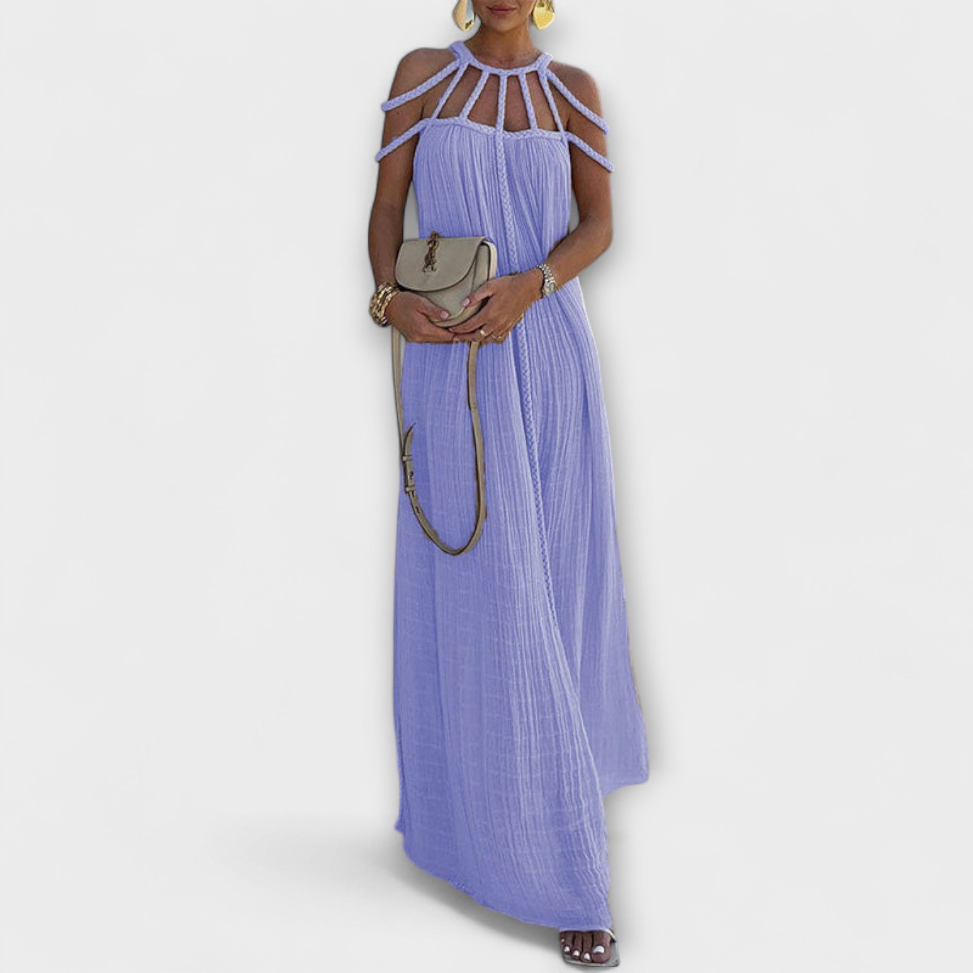 Lila Maxikleid mit Drapierungen und Zopfträgern am Ausschnitt