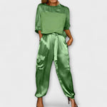 Zweiteiliges Set: grünes Satin-Top und Jogginghose mit Bindegürtel, Taschen