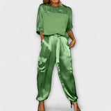 Zweiteiliges Set: grünes Satin-Top und Jogginghose mit Bindegürtel, Taschen