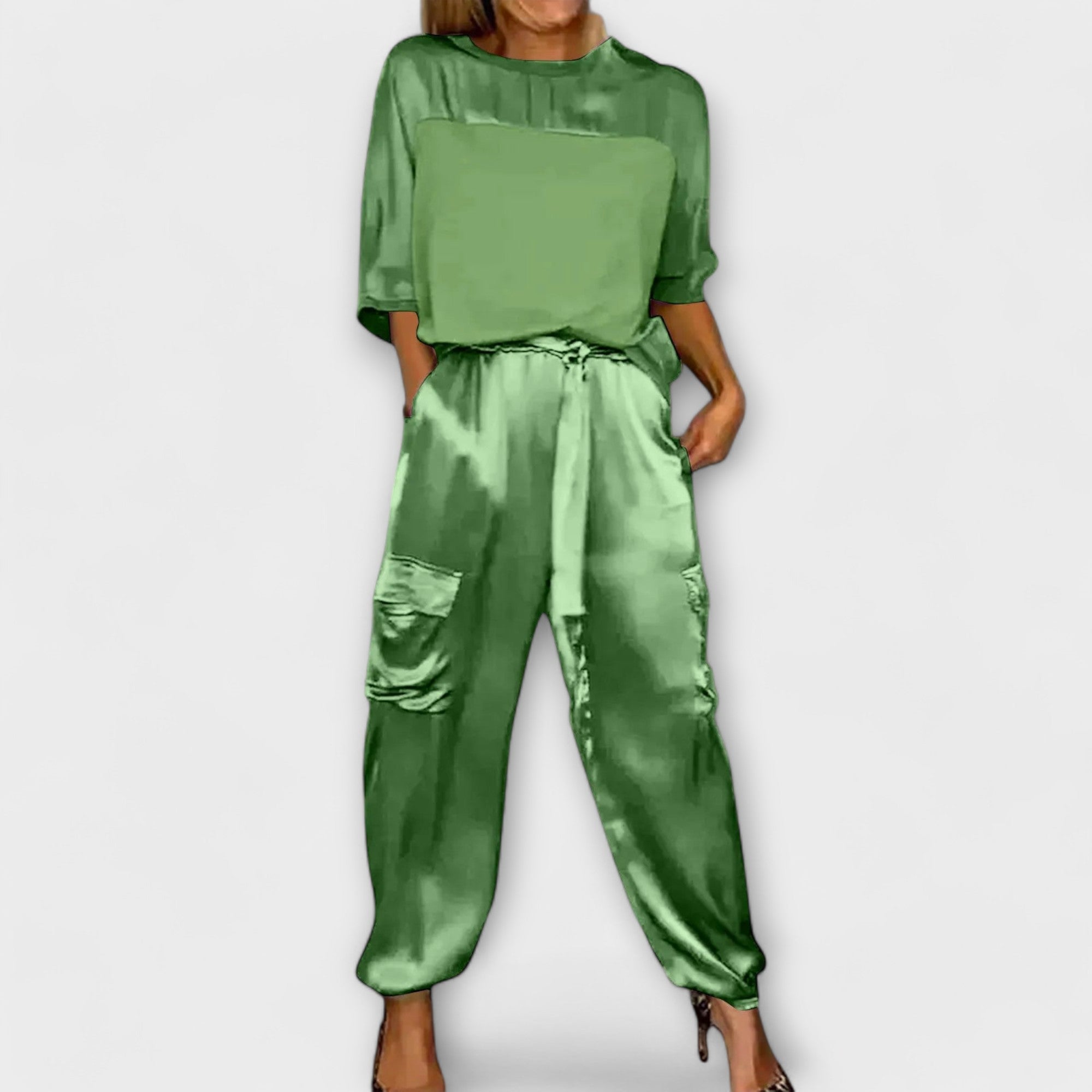 Zweiteiliges Set: grünes Satin-Top und Jogginghose mit Bindegürtel, Taschen
