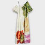 Asymmetrisches Floral-Maxikleid flach gelegt, Creme-Basis mit bunten Blütenprints