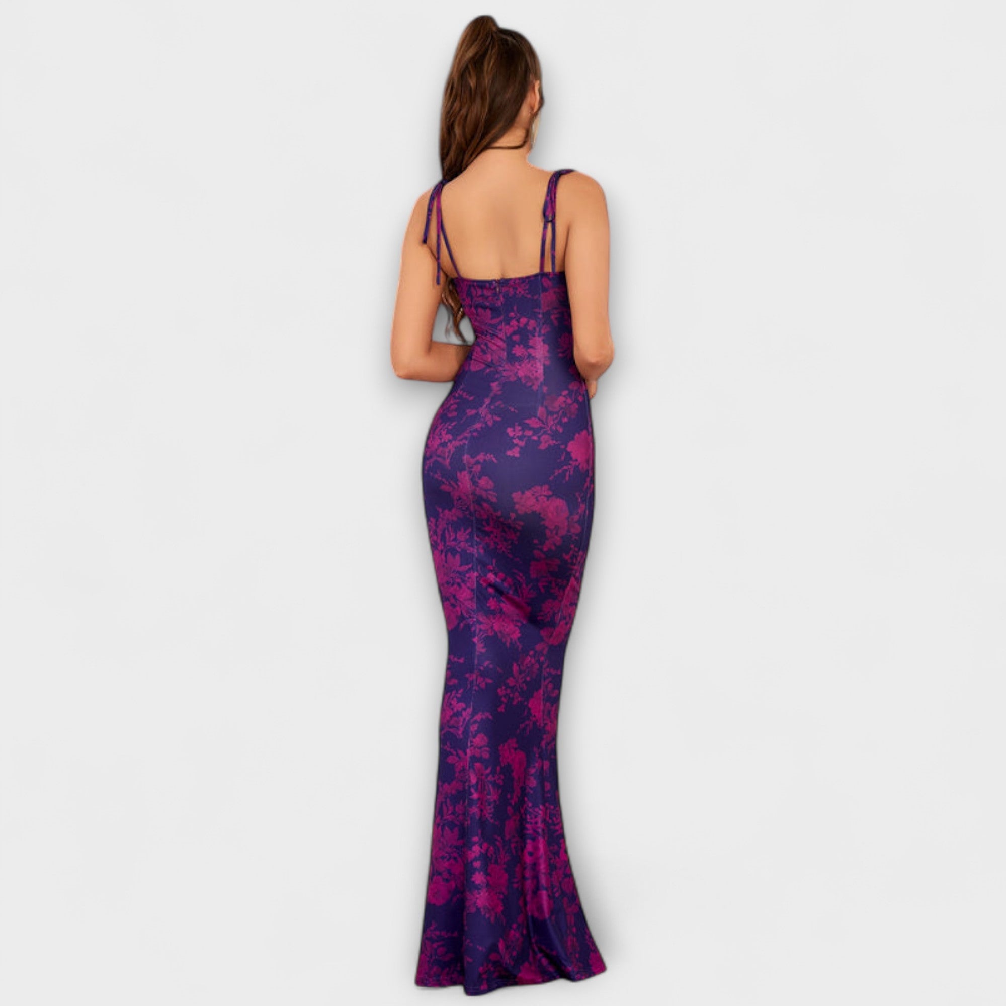 Abendkleid mit dunkelviolettem Blumenmuster und verstellbaren Schulterträgern