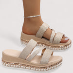 Goldene Glitzer-Sandalen mit breiten Riemen und Plateau-Espadrille, offene Zehen