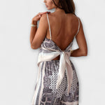 Rückenansicht: Schnürwesten und Hose mit weitem Bein, Paisley-Print in Grau