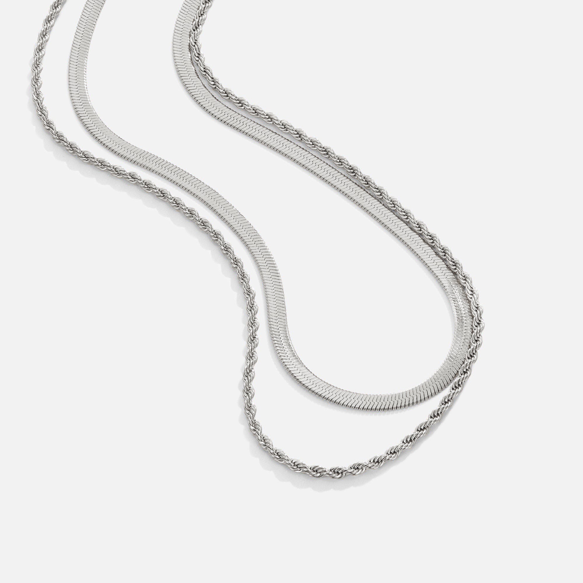 Metallkette mit rundem Anhänger und fein geketteten Gliedern