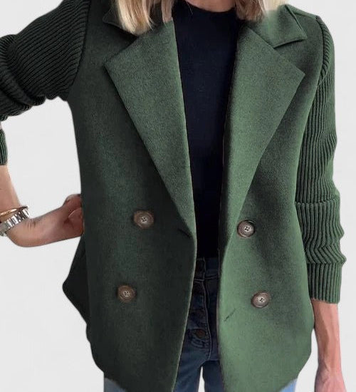 Grüner Blazer mit Schalkragen, doppelter Knopfleiste und Strickärmeln