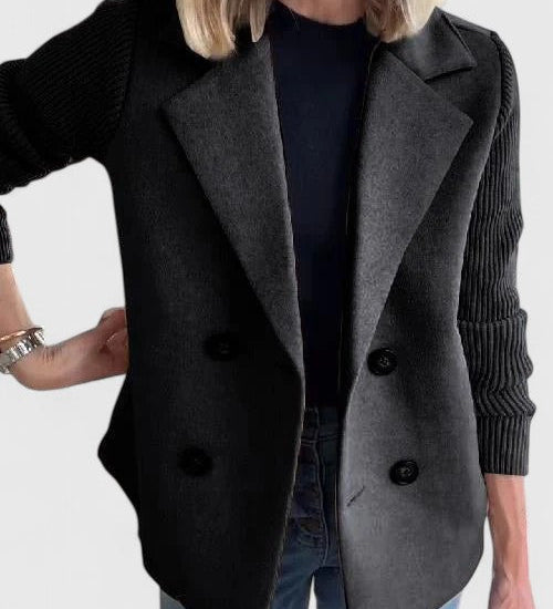 Schwarzer Blazer mit Schalkragen, Knopfleiste und langen Strickärmeln