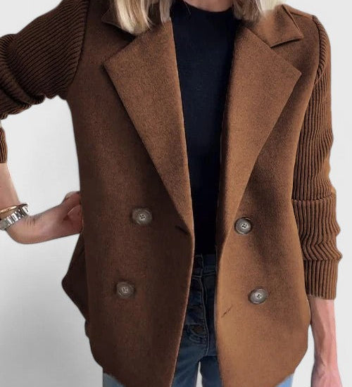 Brauner Blazer mit Schalkragen, vier Knöpfen und Strickärmeln