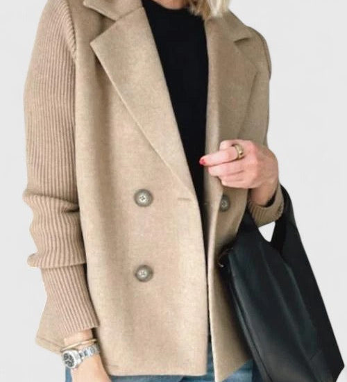 Beiger Blazer mit Schalkragen, Knopfleiste und langen Strickärmeln, offene Vorderseite