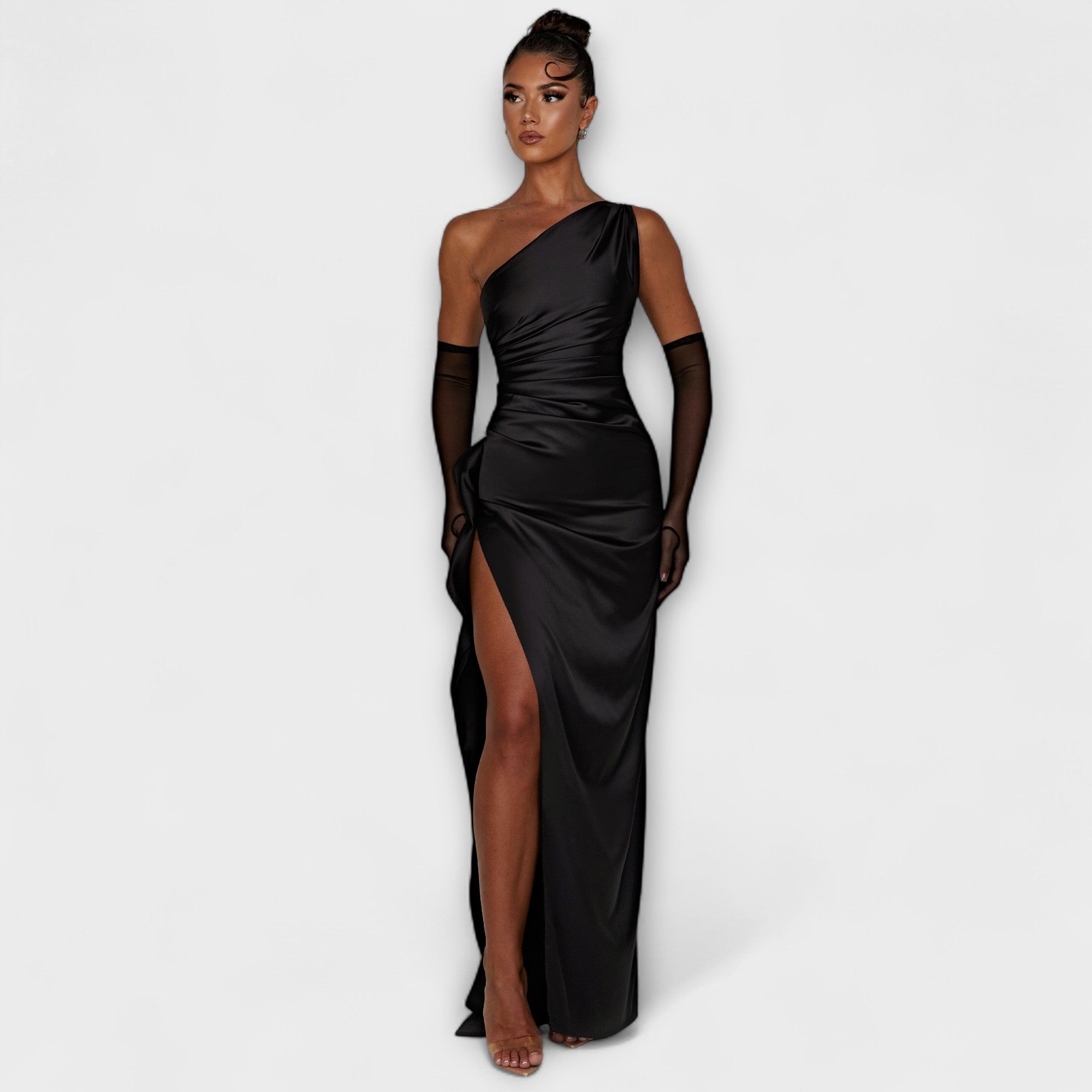 Schwarzes One-Shoulder-Maxikleid mit Satinoptik und Schlitz vorn