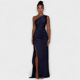 Marineblaues One-Shoulder-Maxikleid mit Satinoptik und hohem Beinschlitz