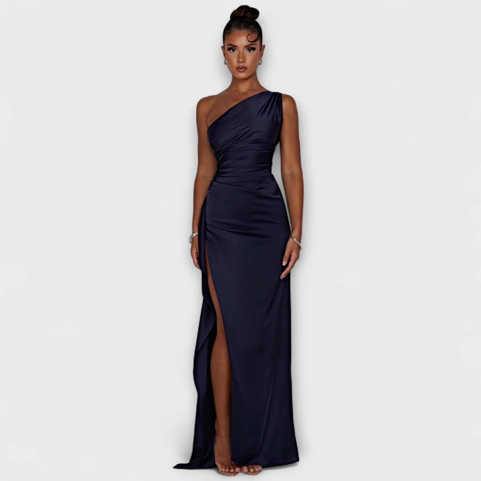 Marineblaues One-Shoulder-Maxikleid mit Satinoptik und hohem Beinschlitz