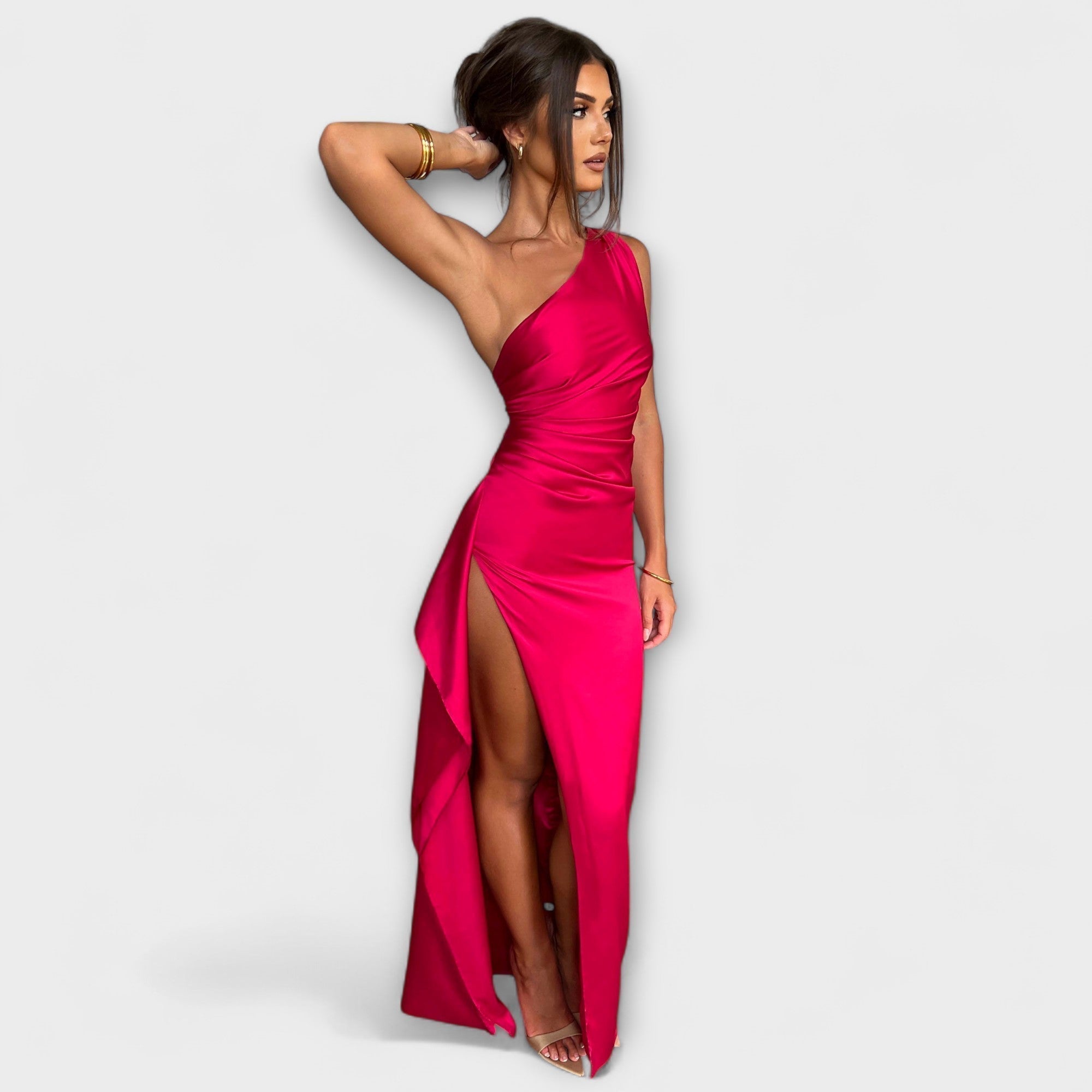 Fuchsiafarbenes One-Shoulder-Maxikleid mit Satinoptik und Beinschlitz