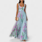 Chiffon-Maxikleid mit Blumenmuster, hellblaues Grundmotiv mit rosa Blüten und Gürtel