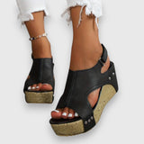Vintage Plateau-Sandalen mit Keilabsatz, schwarze Riemchen, offene Zehen und Nieten