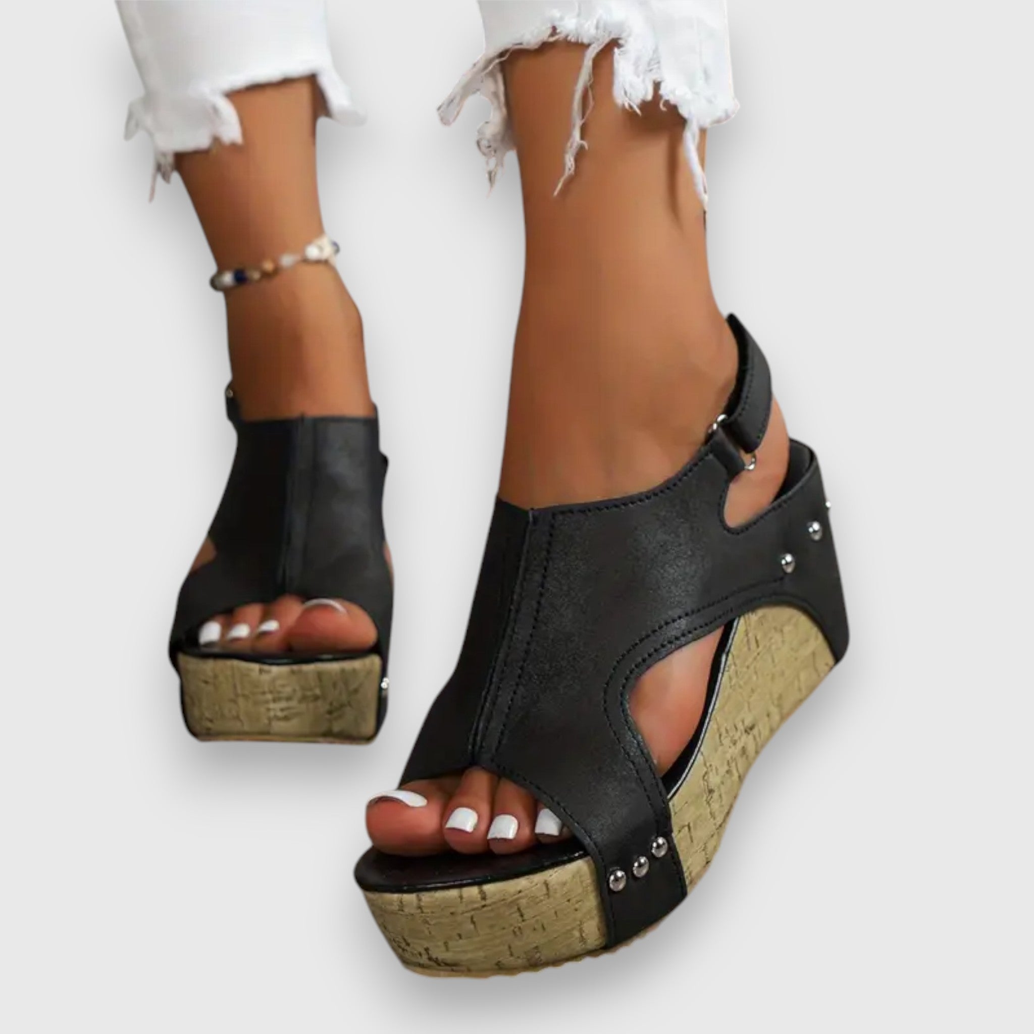 Vintage Plateau-Sandalen mit Keilabsatz, schwarze Riemchen, offene Zehen und Nieten