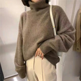 Brauner Rollkragenpullover aus Feinstrick mit hohem, geripptem Kragen