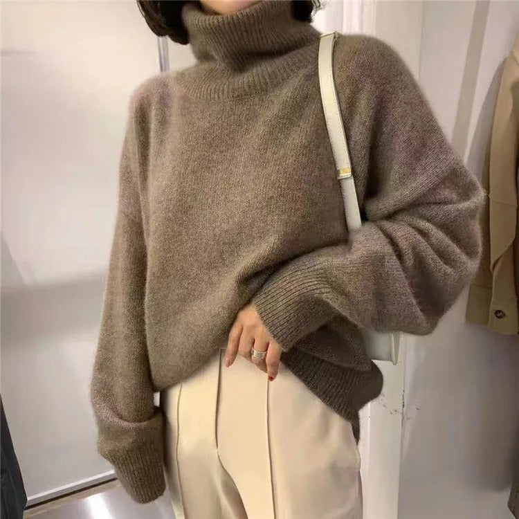 Brauner Rollkragenpullover aus Feinstrick mit hohem, geripptem Kragen
