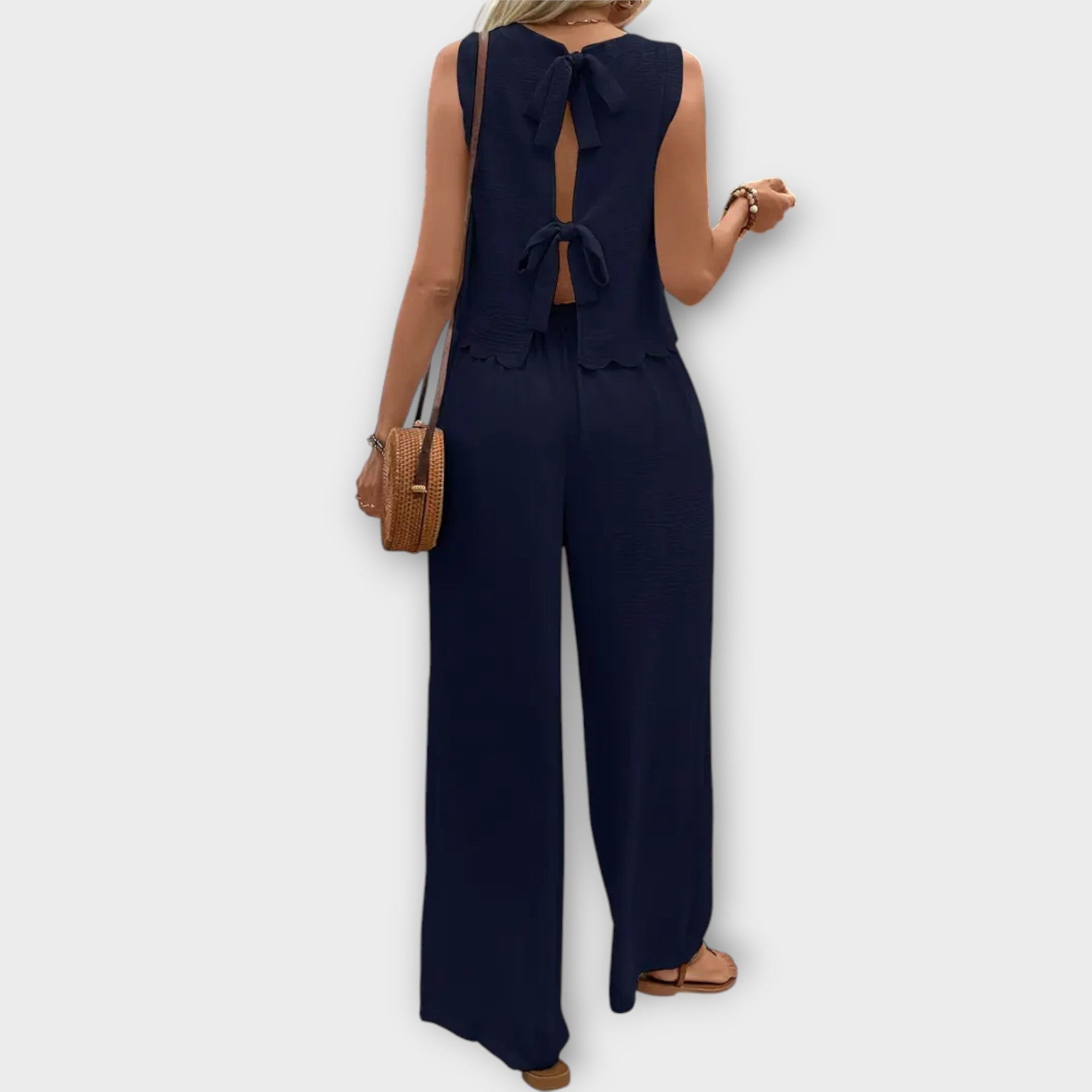 Dunkelblaue Weste mit Schleife hinten und weiter langer Hose