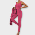 Dreiteiliges Strickset: ärmelloses Oberteil, Hose und langer offener Cardigan, fuchsia