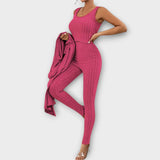 Dreiteiliges Strickset: ärmelloses Oberteil, Hose und langer offener Cardigan, fuchsia