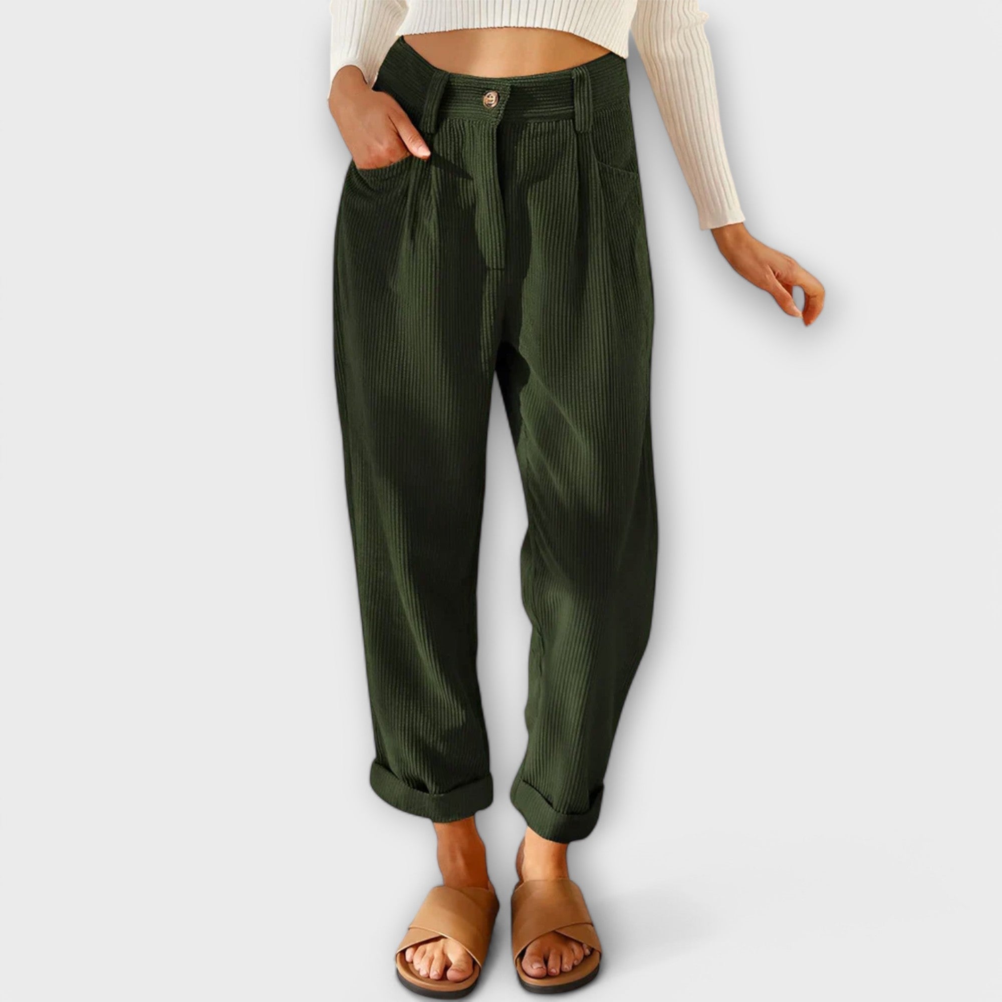 Grüne Hose mit Knopfverschluss, Seitentaschen und feinem Rippenmuster, Umschlag.