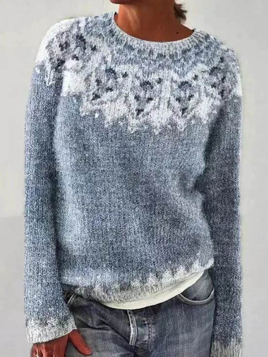 Pullover mit Rundhalsausschnitt, hellgrauer Strickoptik und dunklem Motivdruck vorn