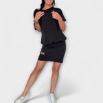 Zweiteiliges Freizeit-Set aus T‑Shirt und Rock, kurzärmelig, schwarz, mit kleinem Label