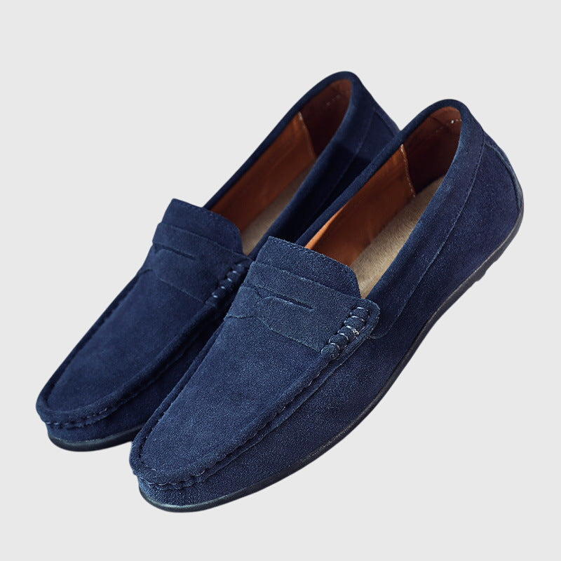 Orthopädischer Slipper aus Velours, marineblau, seitliche Ansicht mit Ziernähte am Spann