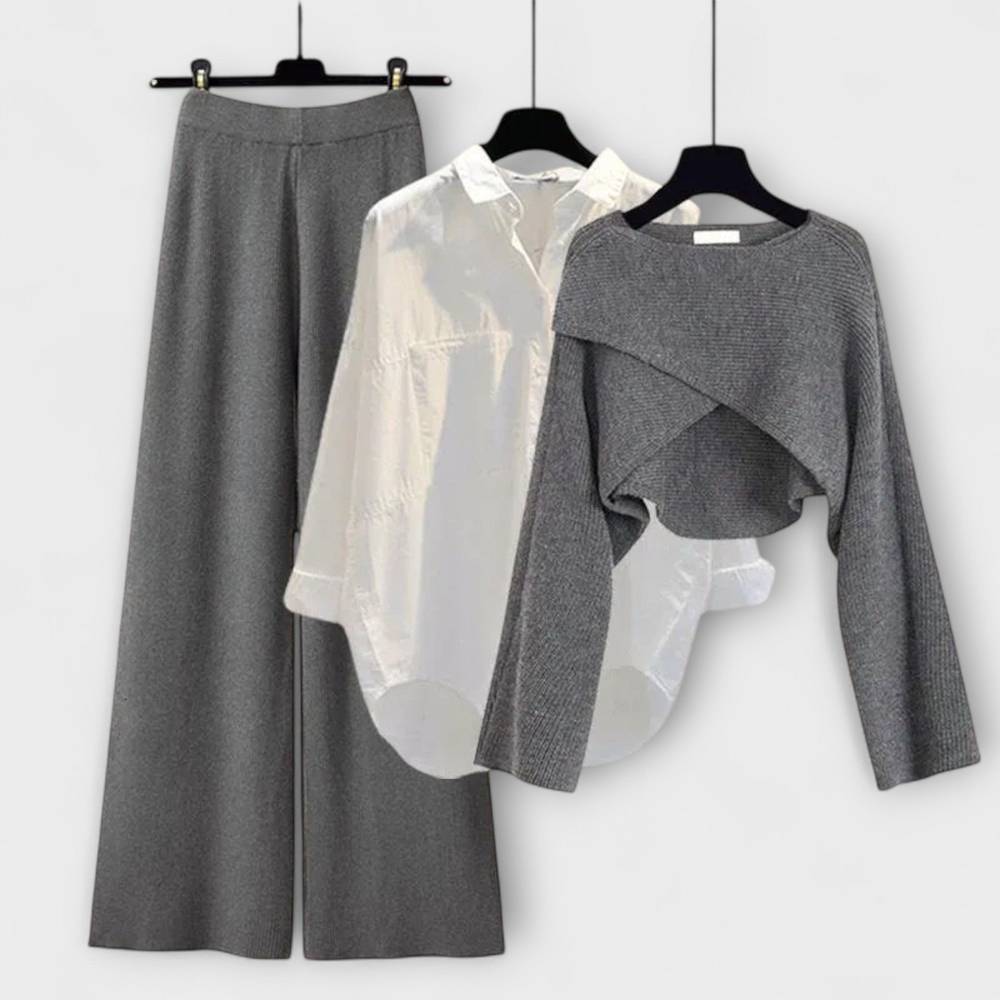 Dreiteiliges Langarm-Set in Grau: graue Hose, weiße Hemdbluse, grauer Pullover