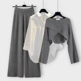 Gemütlicher Dreiteiler: grauer Cropped-Cardigan mit weißem Hemd und grauer weitem Hose