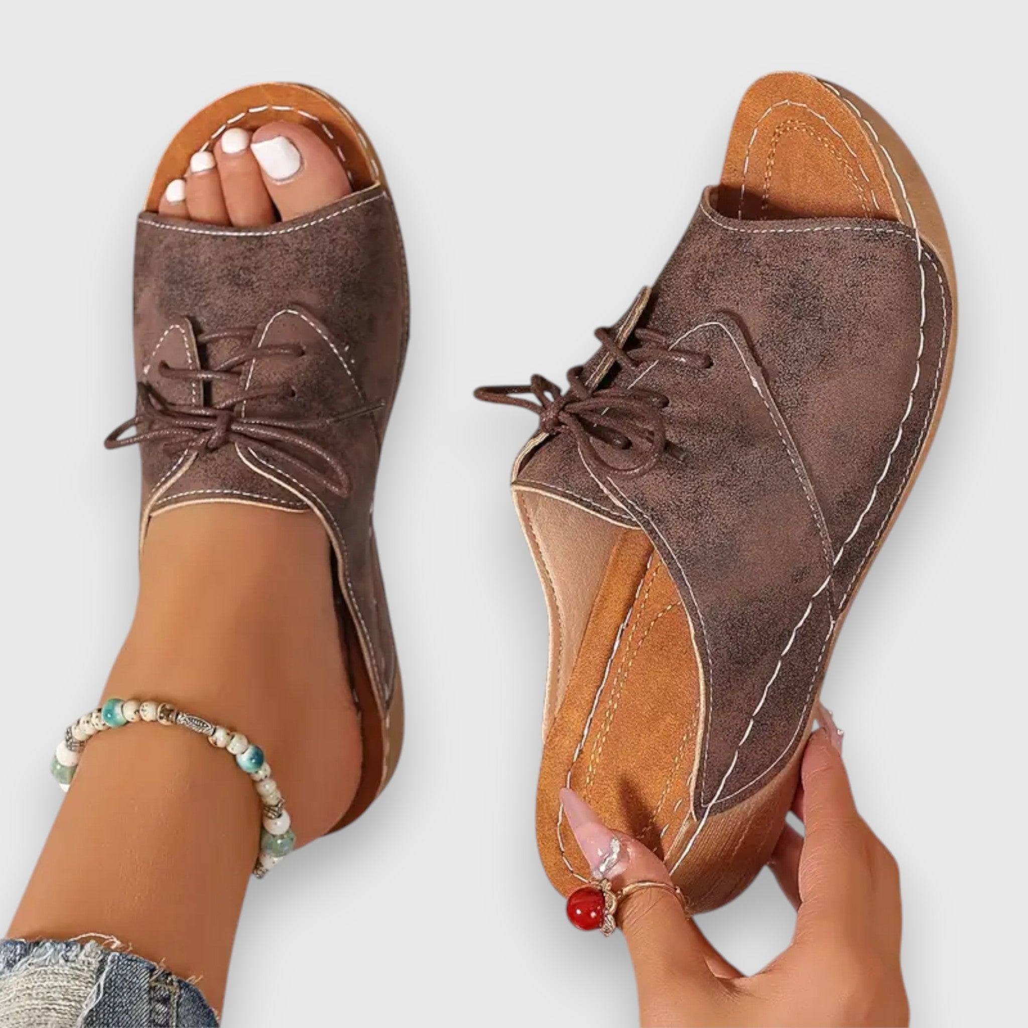 Vintage Stil Sandalen in Braun, offene Zehen, Schnürung, braune Sohle, Fußkettchen sichtbar