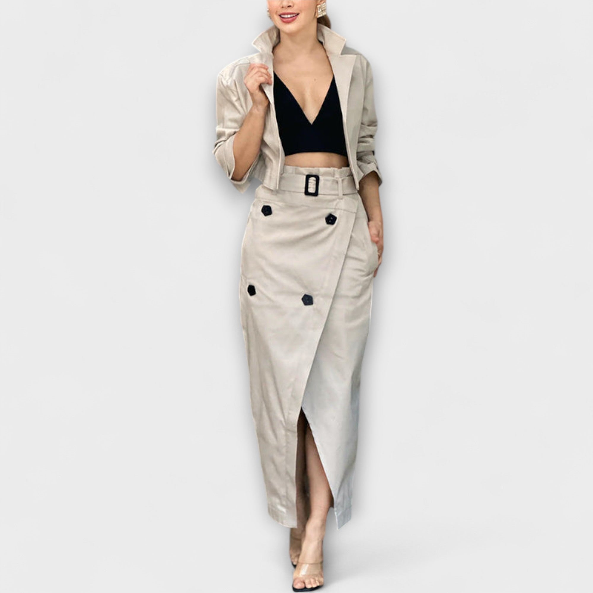 Beige Midi-Jacke mit Gürtel, Knöpfen und Taschen, seitlichem Schlitz