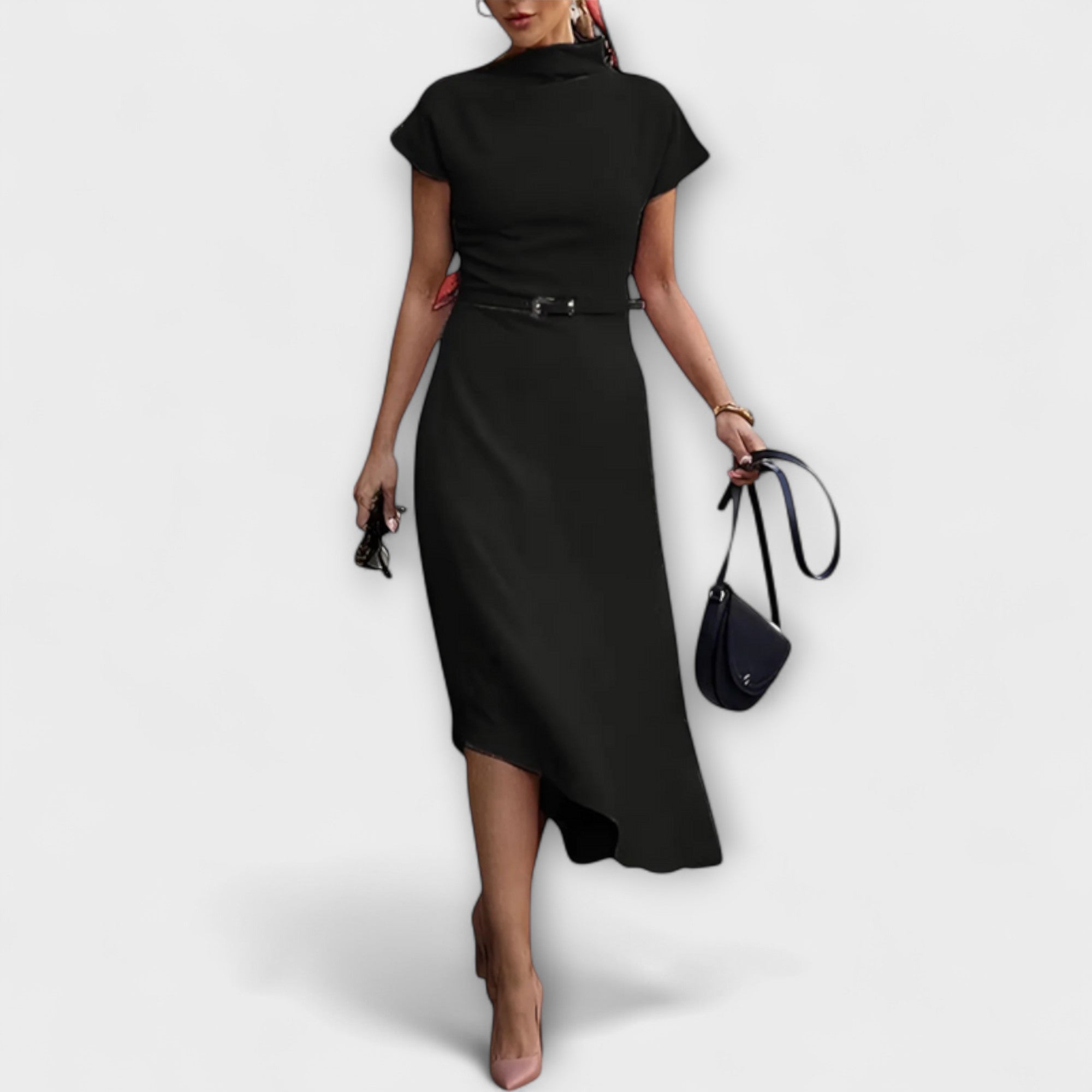 Schwarzes asymmetrisches Kleid mit Kurzarm, Stehkragen und Taillengürtel mit silberner Schnalle