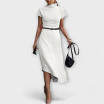 Weißes asymmetrisches Kleid mit Kurzarm, Stehkragen und Taillengürtel
