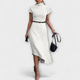Weißes asymmetrisches Kleid mit Kurzarm, Stehkragen und Taillengürtel