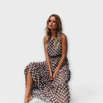 Boho-Midikleid mit Tupfen, ärmellos, V-Ausschnitt und weitem, gerafftem Rock