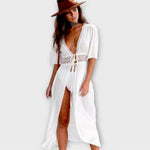 Boho-Midikleid mit tiefem V-Ausschnitt, Häkelbordüre und Seitenschlitz in Weiß
