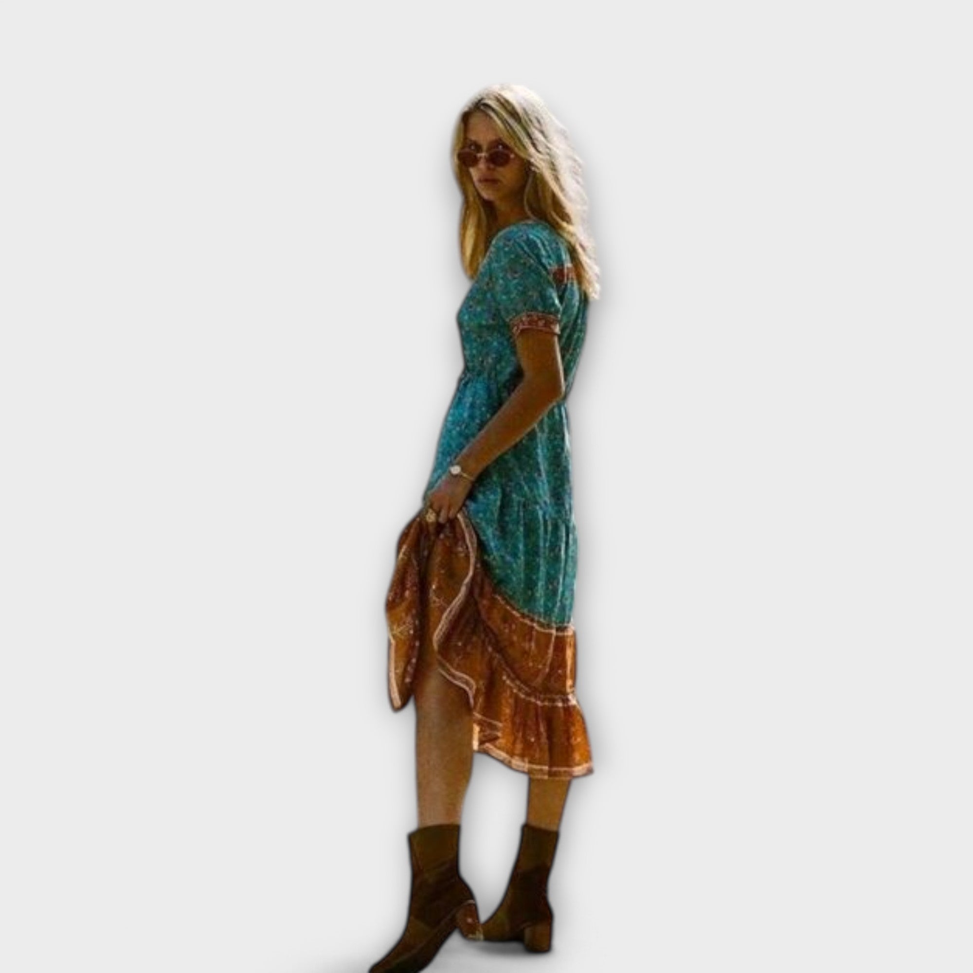 Boho-Midikleid türkis mit braunem Saum und angesetzter Taille, seitlicher Blick