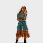 Boho-Midikleid mit V-Ausschnitt, Knopfleiste und türkis-braunem Muster, kurze Ärmel