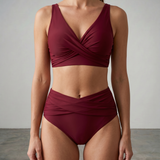 Bordeauxrotes Sculpting-Bikini-Set mit gekreuztem Triangeloberteil und gerafftem High-Waist-Slip