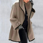 Fleecejacke mit Reverskragen und Knopfverschluss, beiger Ton, lange Ärmel, seitliche Taschen
