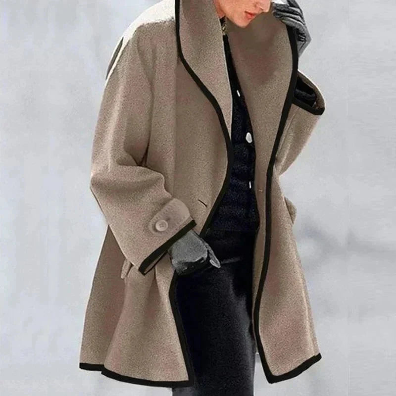 Fleecejacke mit Reverskragen und Knopfverschluss, beiger Ton, lange Ärmel, seitliche Taschen